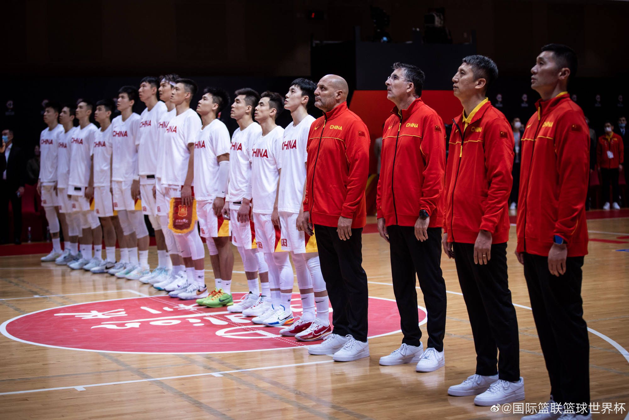 东北大酒鬼对战华南不倒翁 尽显南北趣味酒桌文化与以往酒元素电影不同，《我不是酒神》抛弃同类型电影的常规套路，选择从南北酒文化的碰撞入手，利用极具南北代表性的演员宋晓峰和林子聪来演绎，回归中国传统酒局“喝的不是酒，是人情世故”的俗话上，从酒神之间的喝酒比拼上升到酒局穿搭、劝酒、挡酒、行酒令等喝酒境界的对决上